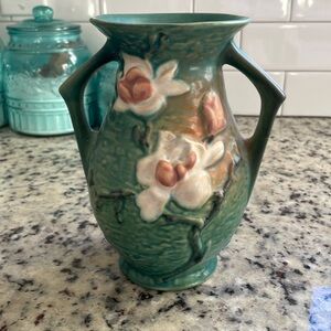 Roseville green magnolia vase.Roseville usa 90-7
